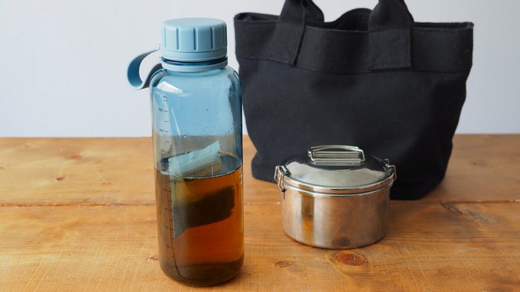 お弁当と水出しした赤ちゃん番茶が水筒に入っている写真